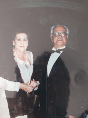 Anita y Alberto muy elegantes para alguna celebración. Seguro ella olía a algpun perfume delicioso que le había regalado mi tío Sergio, el mayor.